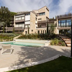 Exclusive Getaway - With Shared Pool & Parking Appartamento